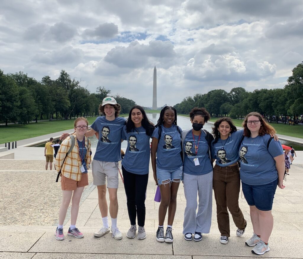 students in front of Washington Monument