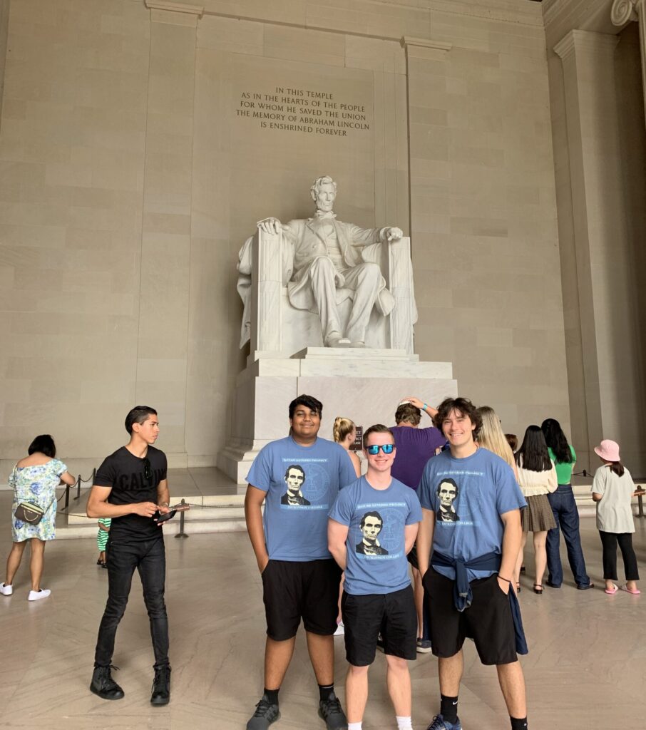 students inside Lincoln monument
